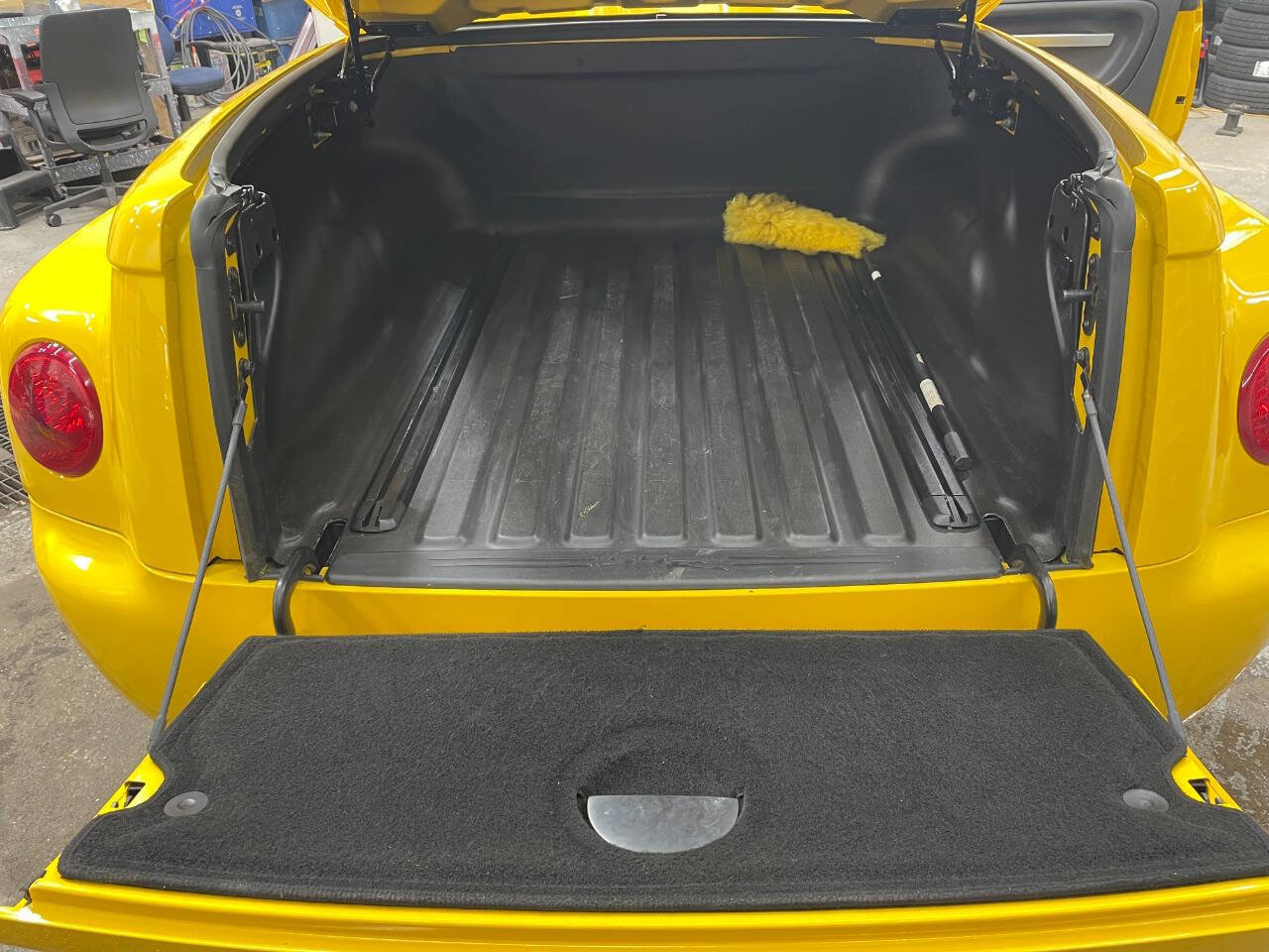 Used 2004 Chevrolet SSR w/ Preferred Equipment Group image 28