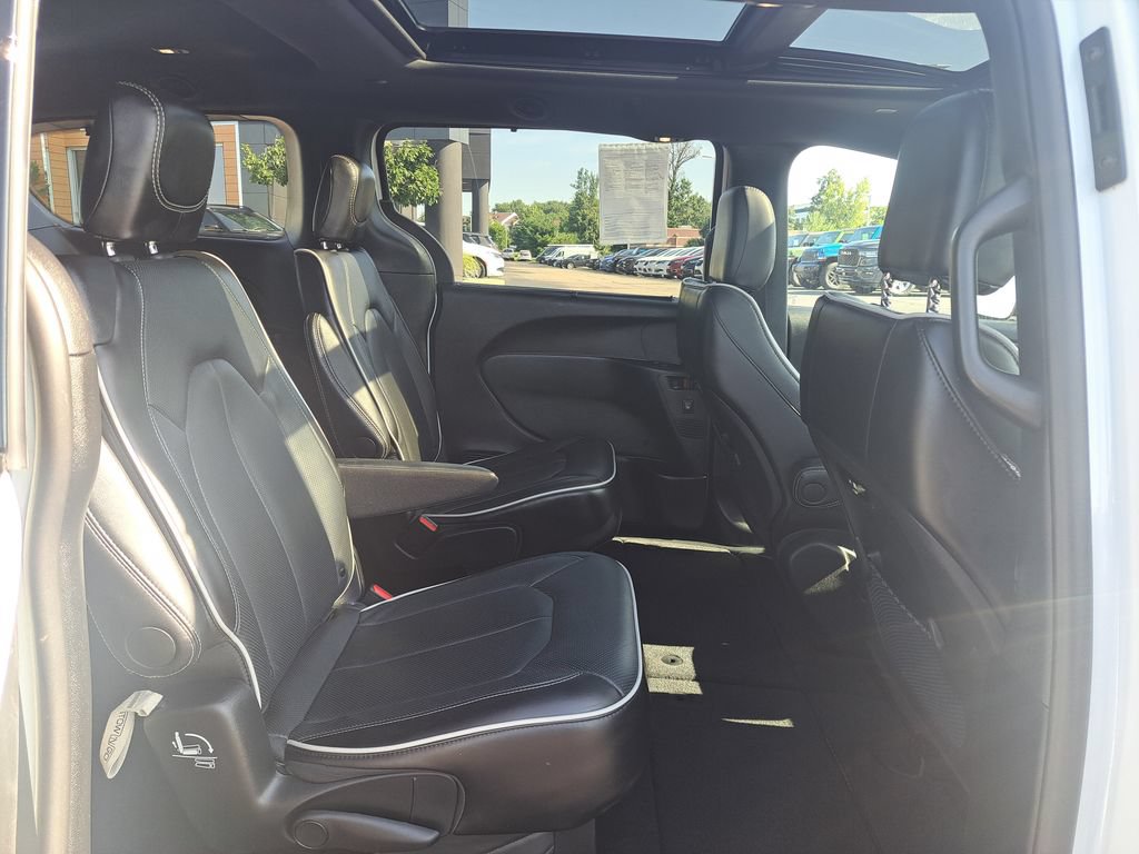 Used 2025 Chrysler Pacifica Limited FWD image 36