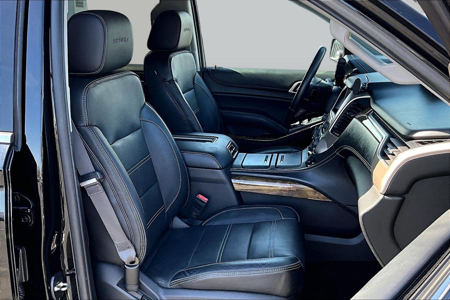 Used 2015 GMC Yukon Denali w/ Premium Package AWD/4WD image 7