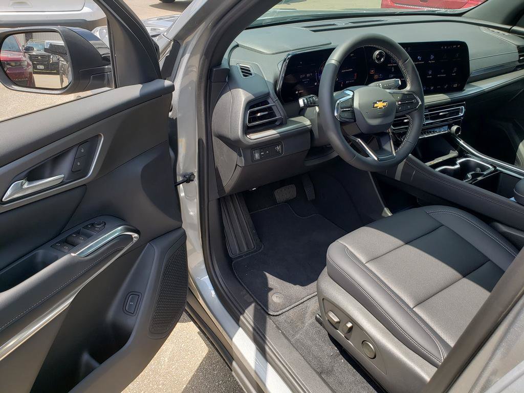 Used 2026 Chevrolet Traverse LT w/ Sun and Wheel Package FWD image 14