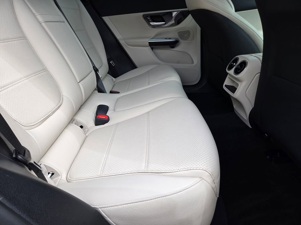 Used 2025 Mercedes-Benz GLC 300 4MATIC image 33