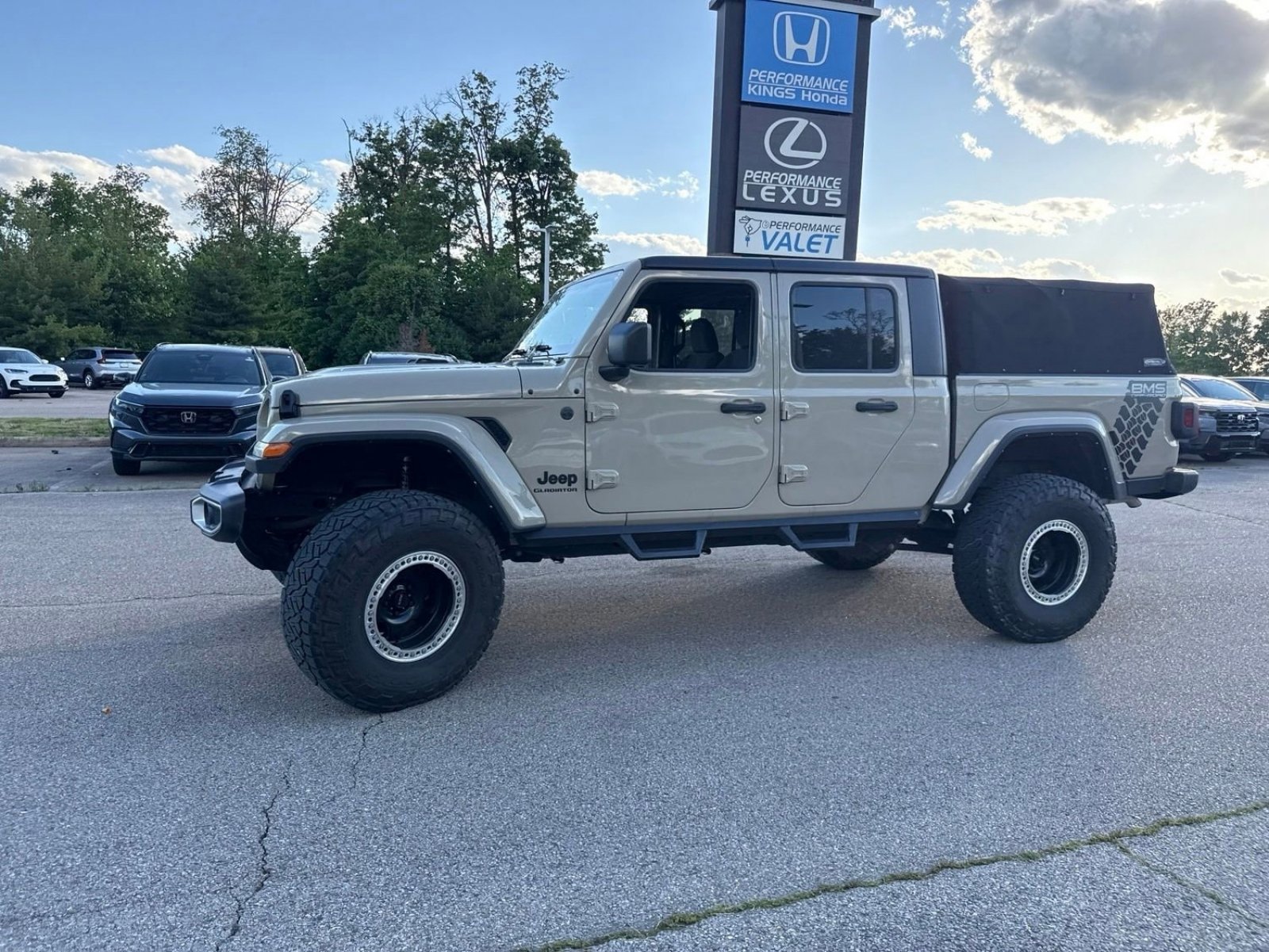 Used 2022 Jeep Gladiator Sport AWD/4WD image 9