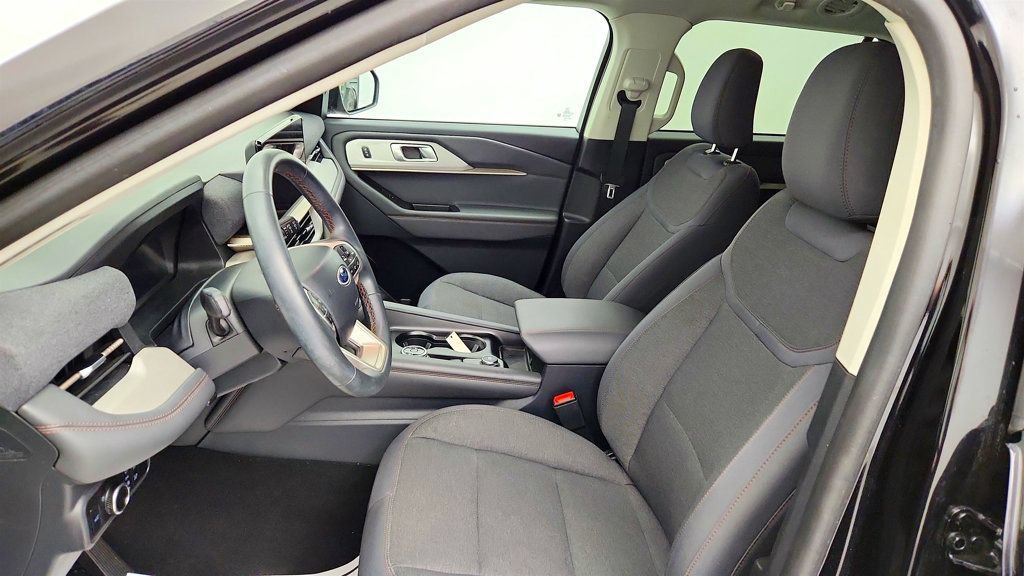 Used 2025 Ford Explorer Active AWD/4WD image 19