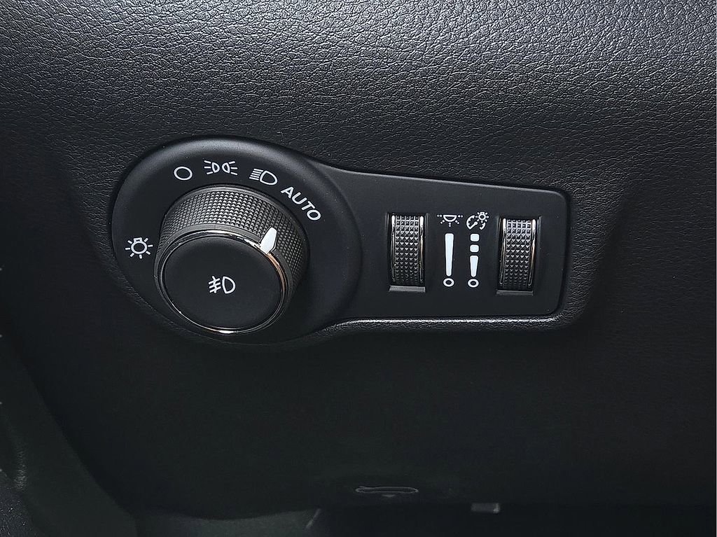 Used 2025 Jeep Compass Trailhawk w/ Sun & Sound Group image 32