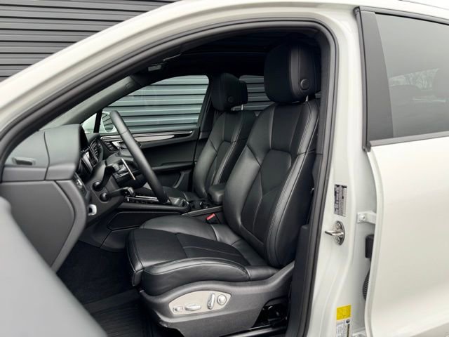 Certified 2025 Porsche Macan AWD/4WD image 5