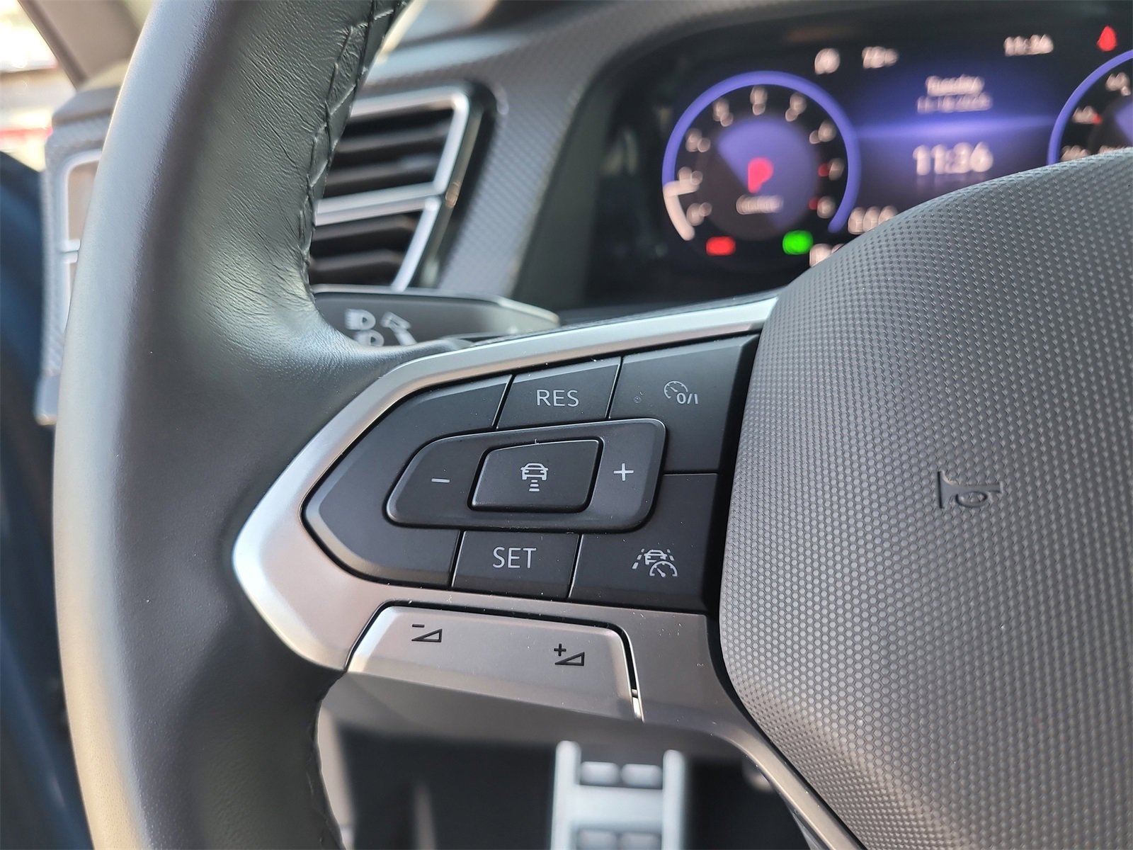 Used 2025 Volkswagen Atlas Cross Sport SEL Premium R-Line image 28