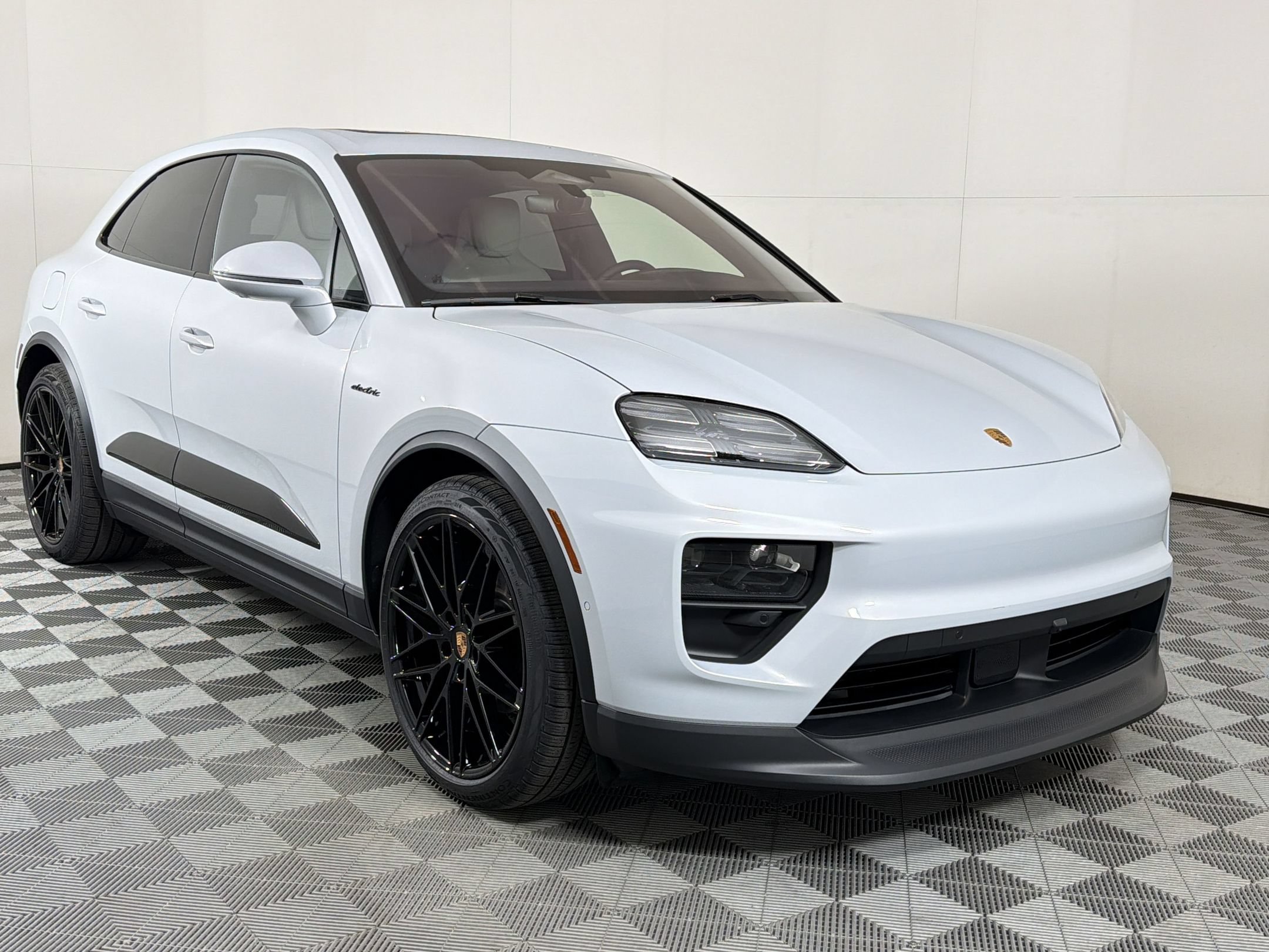 Used 2026 Porsche Macan Electric RWD image 8