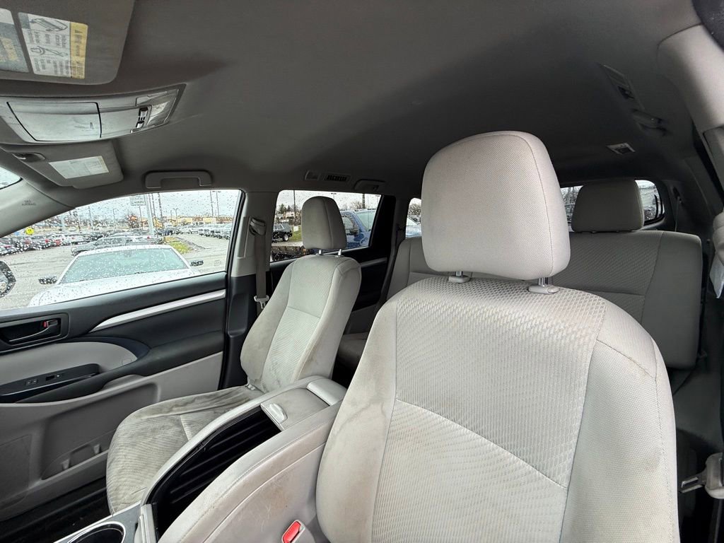 Used 2017 Toyota Highlander LE FWD image 13