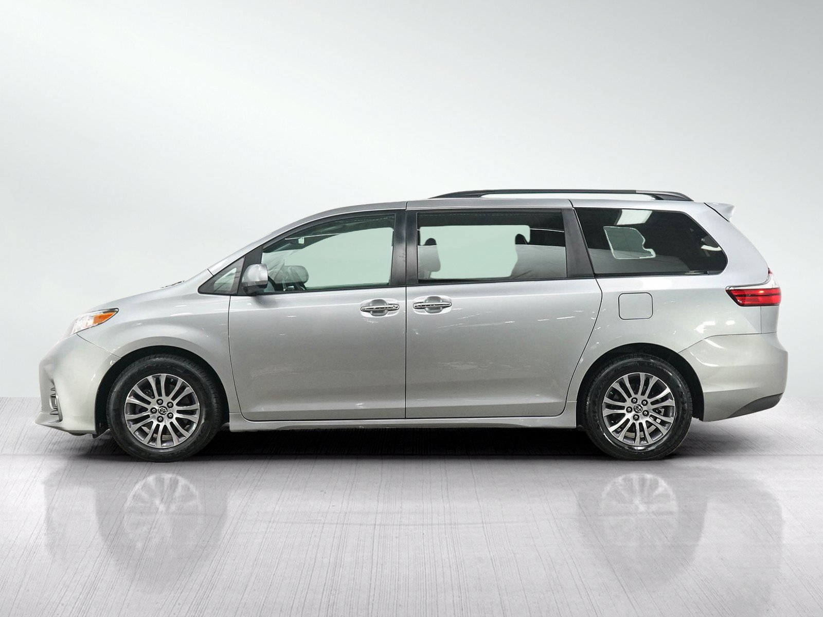Used 2018 Toyota Sienna XLE FWD image 2