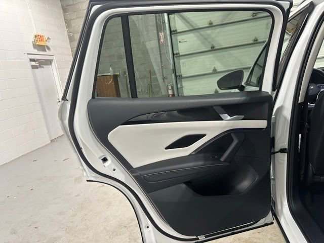 Used 2025 Volkswagen Tiguan SE image 13