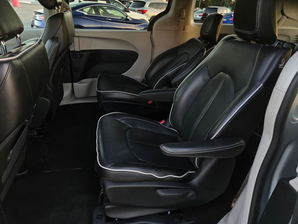 Used 2023 Chrysler Pacifica Limited image 12