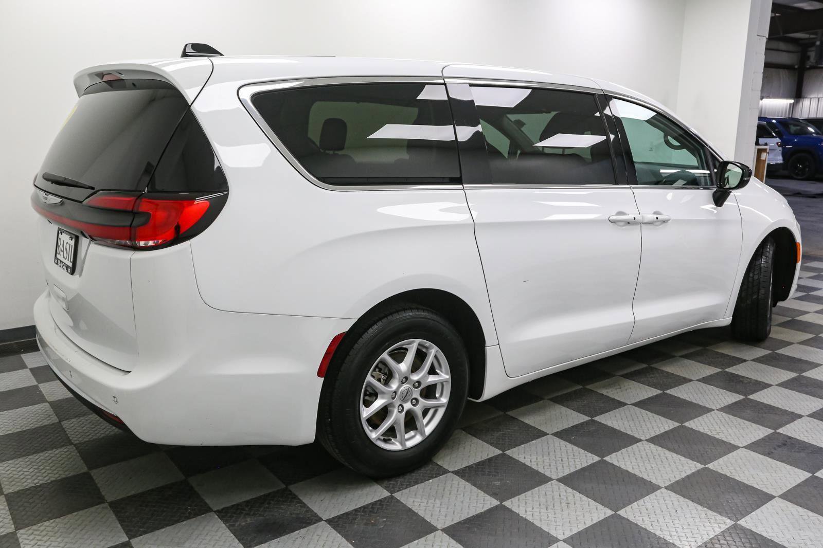 Used 2024 Chrysler Pacifica Touring-L image 8