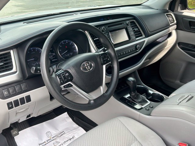 Used 2019 Toyota Highlander LE AWD/4WD image 18