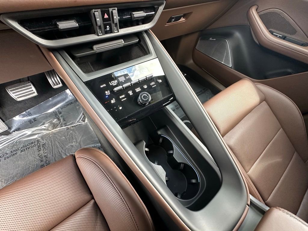 Certified 2025 Porsche Macan 4S Electric AWD/4WD image 30