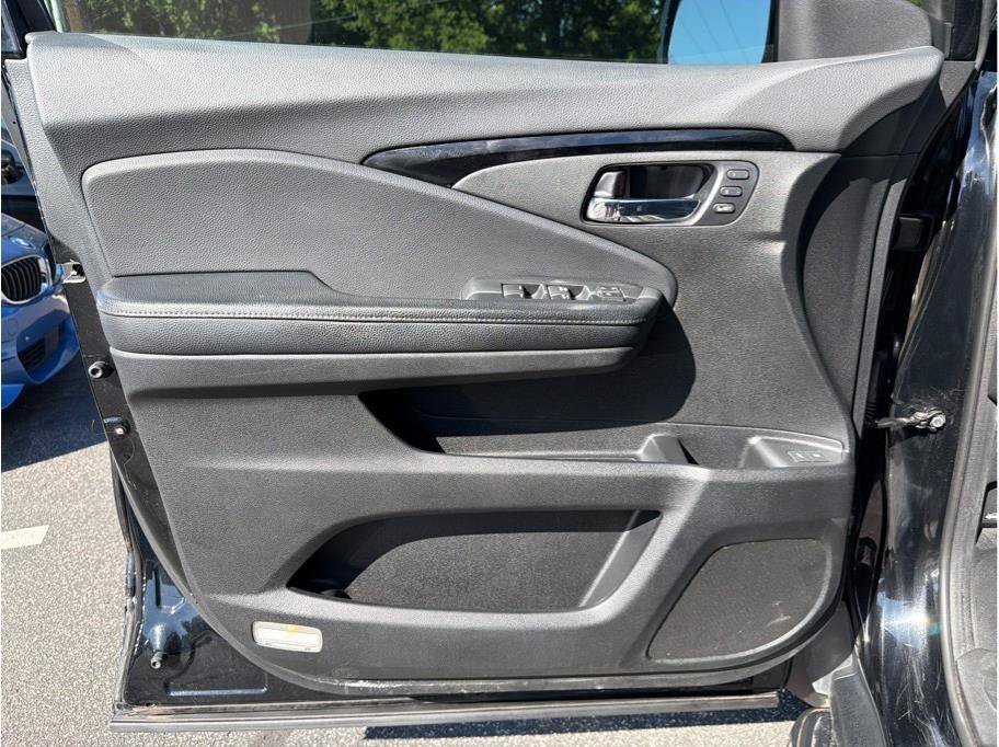 Used 2017 Honda Pilot Touring image 9