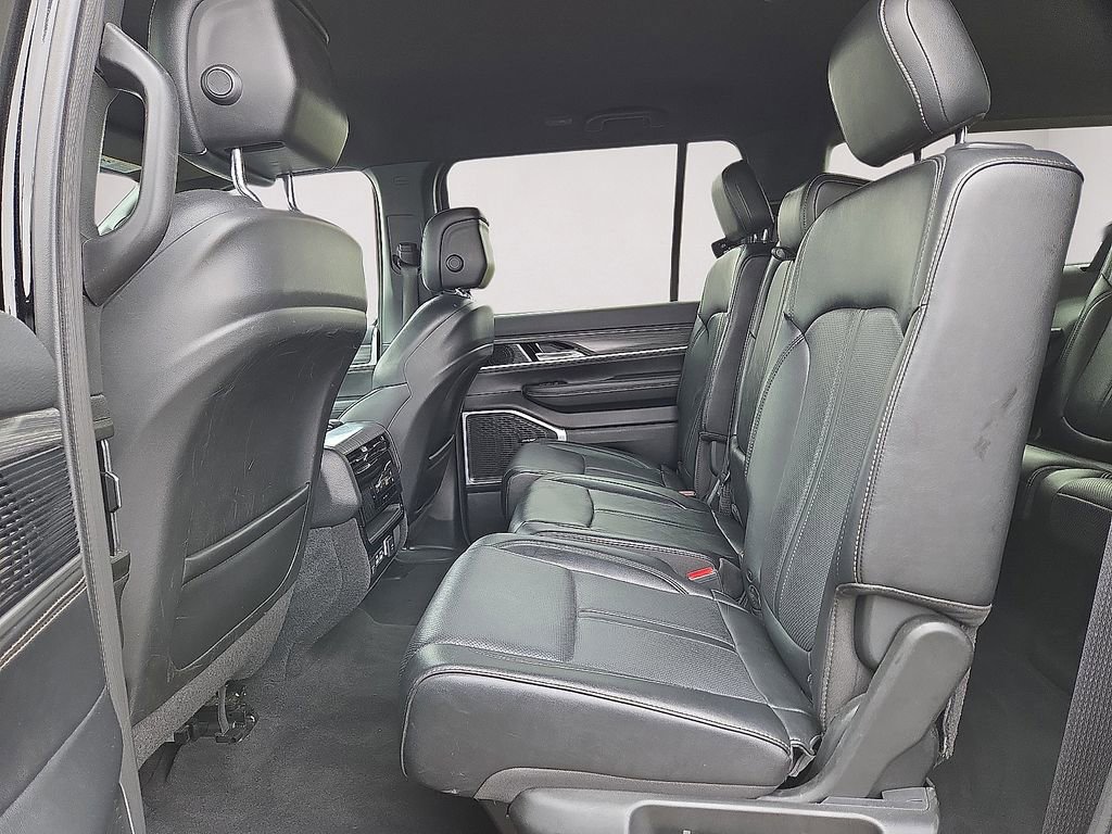 Used 2024 Jeep Wagoneer L Series II RWD image 15