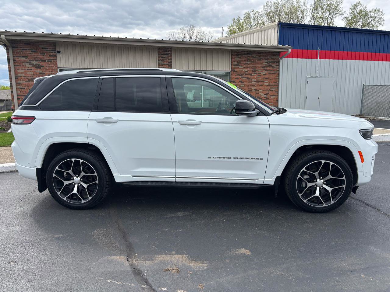 Used 2023 Jeep Grand Cherokee Summit AWD/4WD image 2
