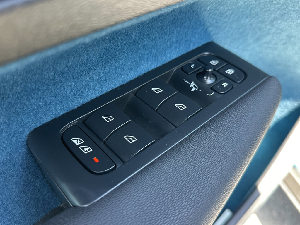 Used 2023 Volvo XC40 Recharge Plus image 33