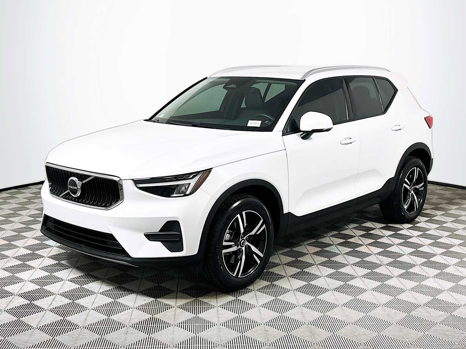 Used 2023 Volvo XC40 B4 Core w/ Convenience Package image 3