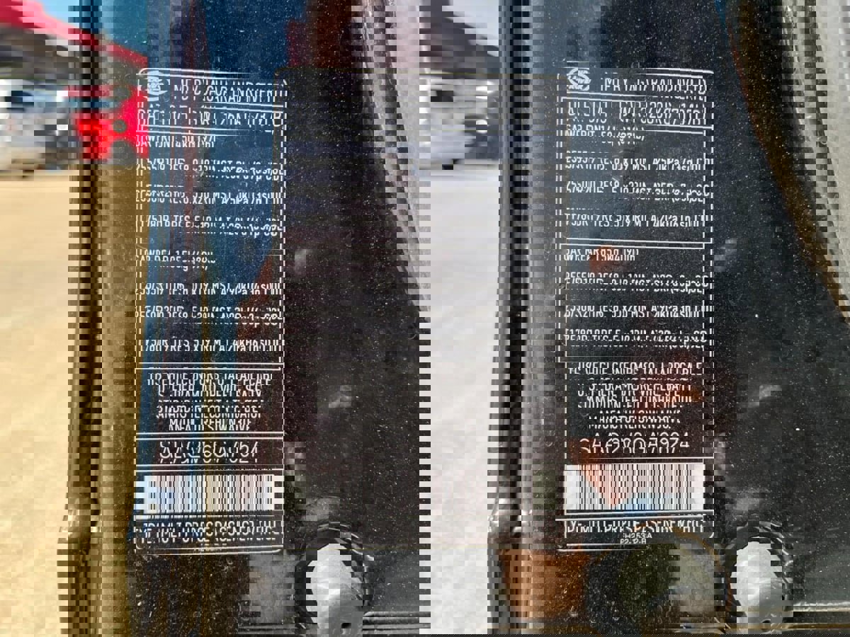 Used 2016 Land Rover LR4 HSE Silver Edition image 16