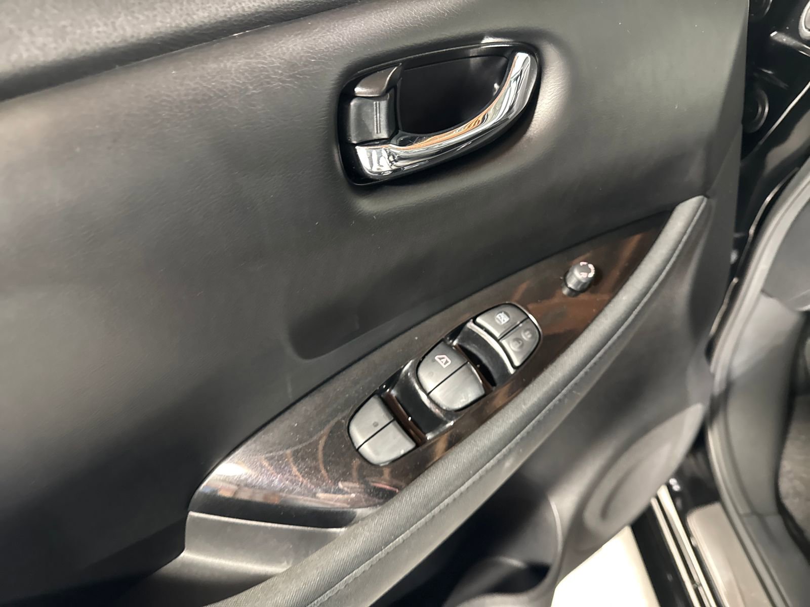 Used 2020 Nissan Leaf SV w/ SV Technology Package FWD image 16