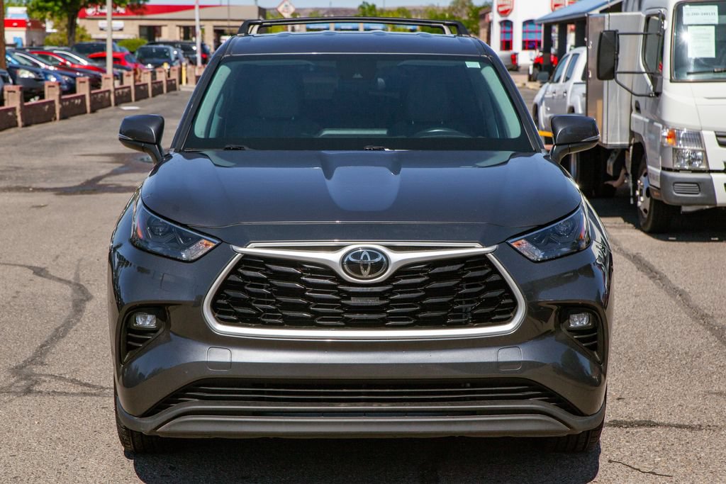Used 2023 Toyota Highlander LE FWD image 3