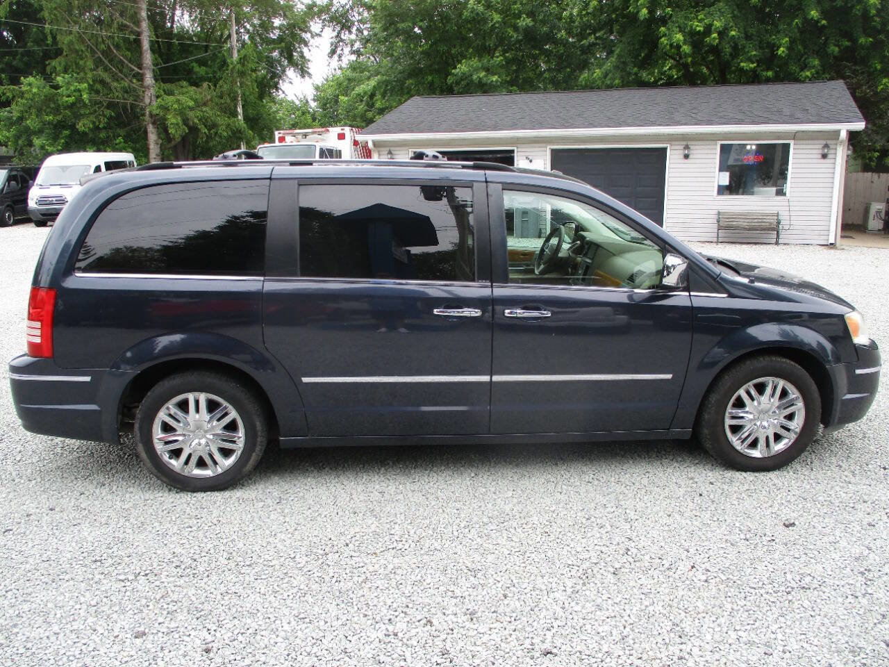 Used 2008 Chrysler Town & Country Limited w/ Entertainment Group #3 FWD image 6