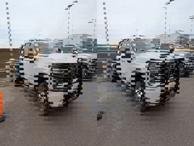 Used 2022 Chevrolet Silverado 3500 High Country w/ Safety Package II image 4