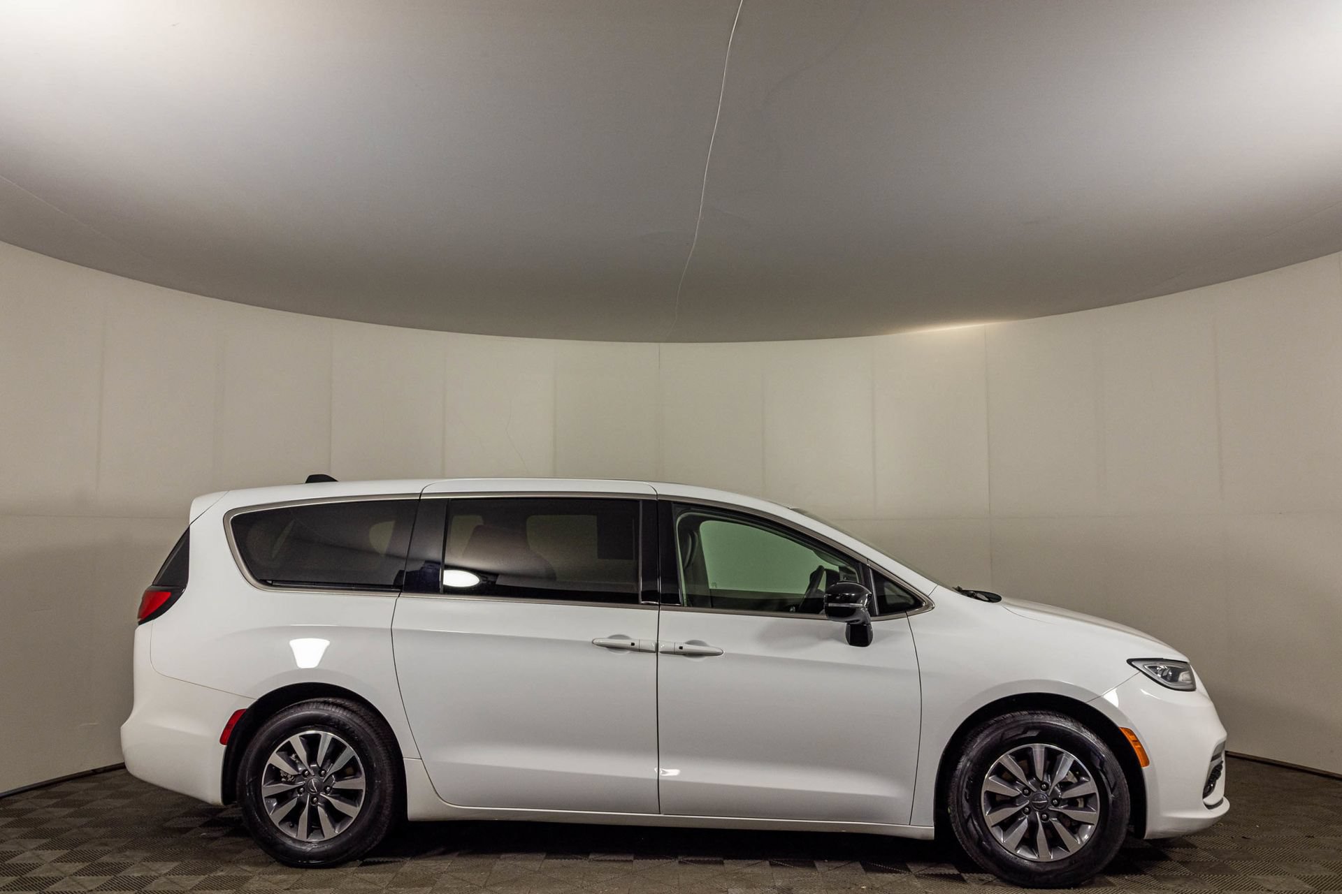 Used 2024 Chrysler Pacifica Limited FWD image 14