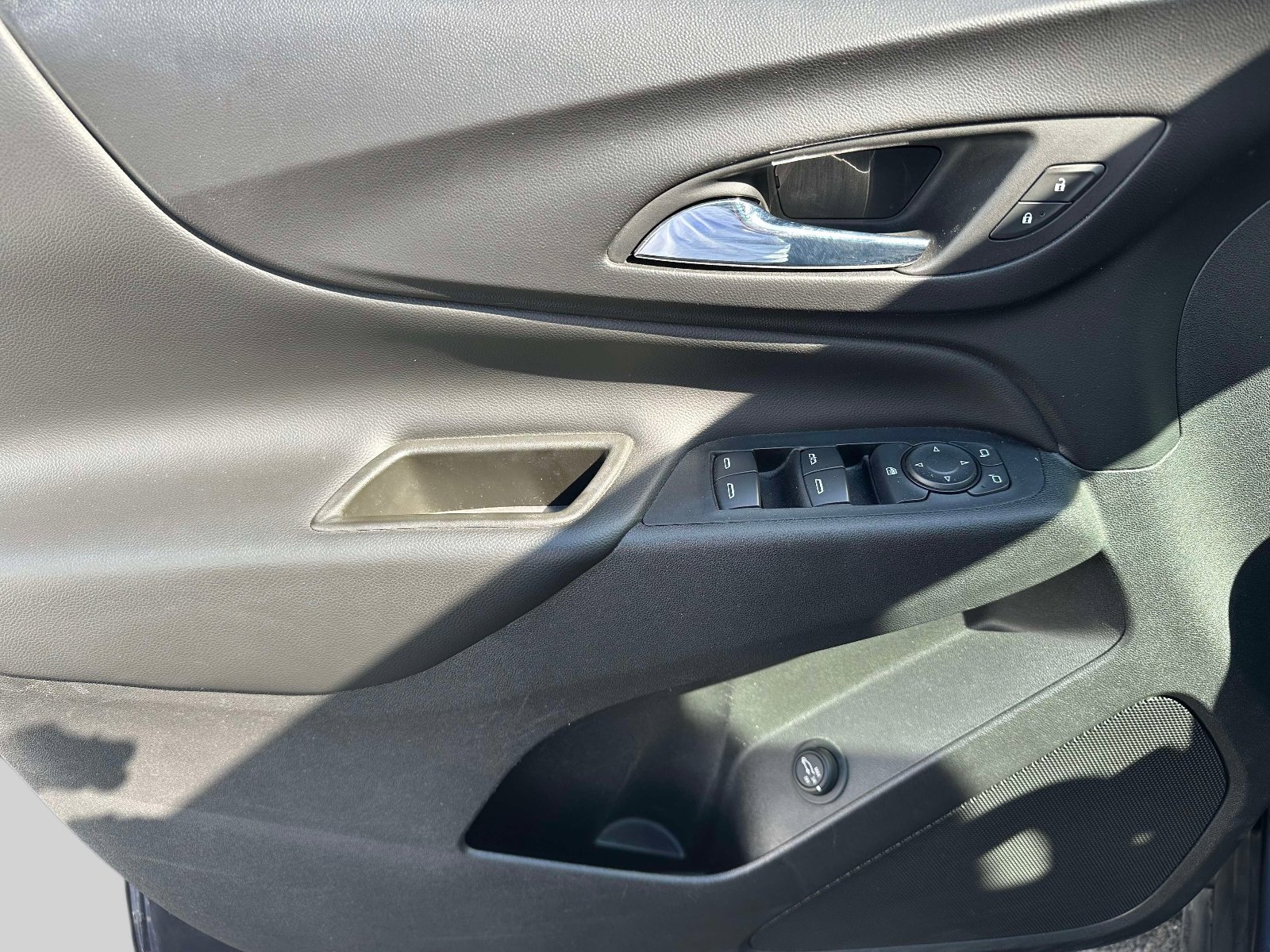 Used 2019 Chevrolet Equinox LT w/ Sun & Navigation Package image 17