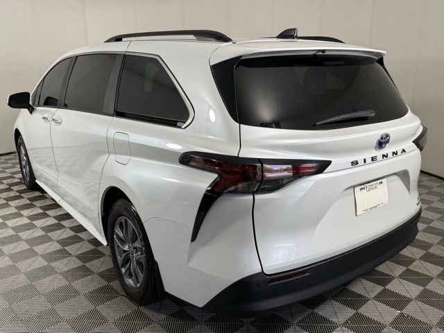 Used 2024 Toyota Sienna XLE FWD image 4