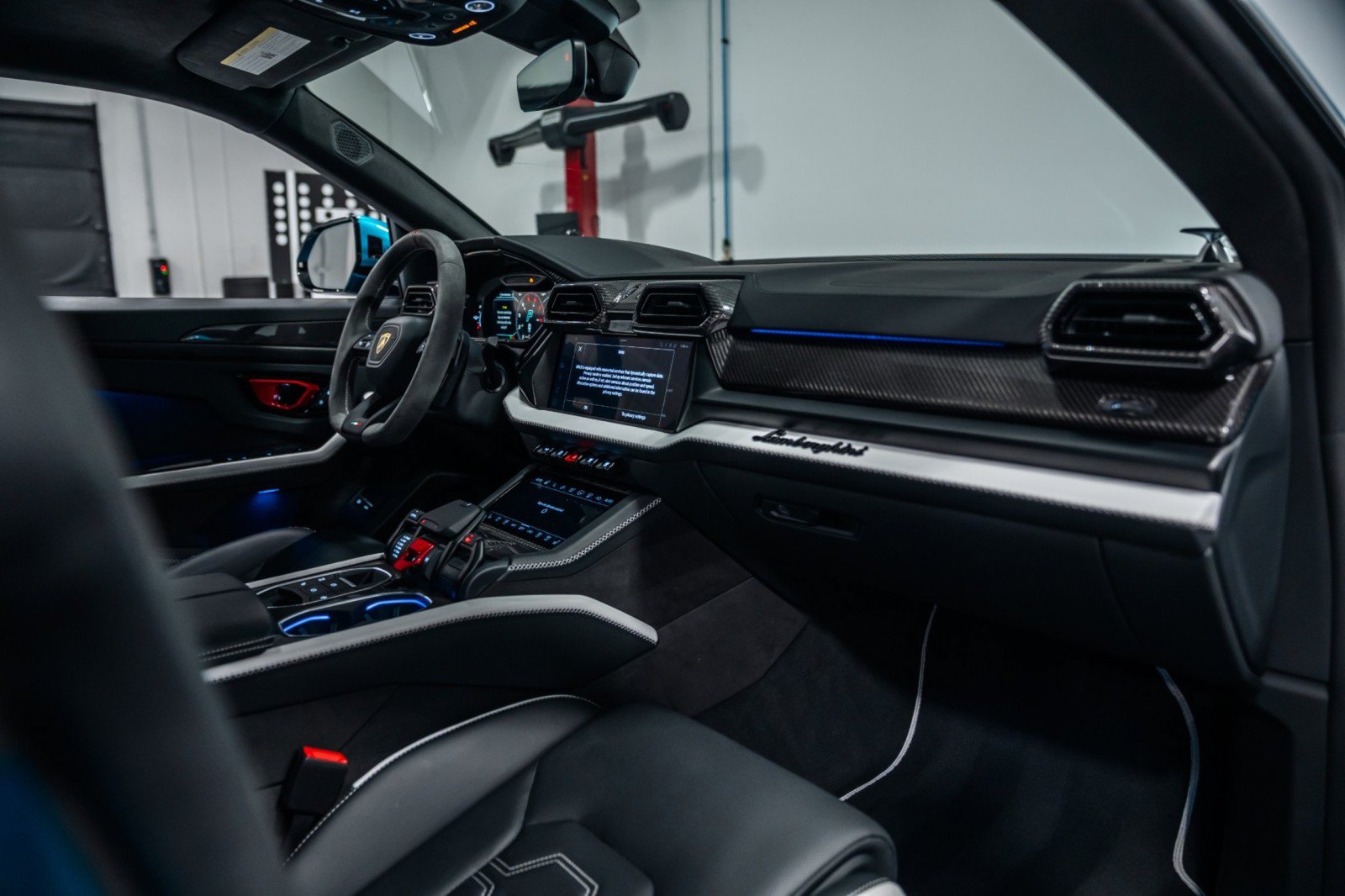 Used 2025 Lamborghini Urus SE AWD/4WD image 12