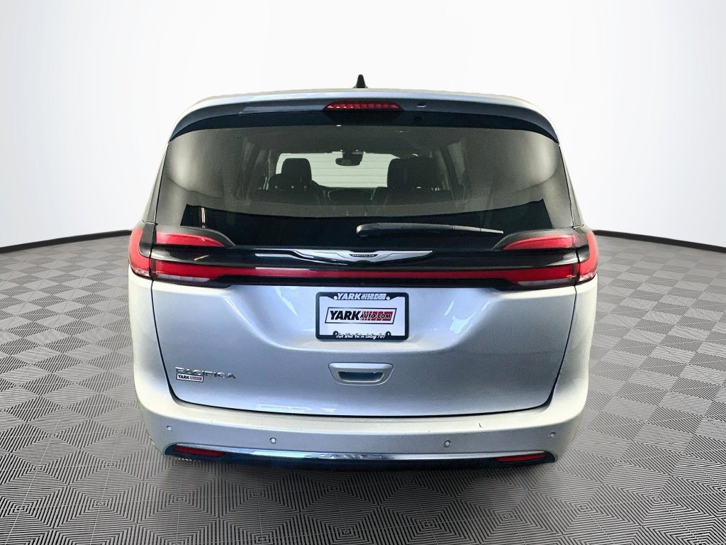 Certified 2024 Chrysler Pacifica Touring-L FWD image 9
