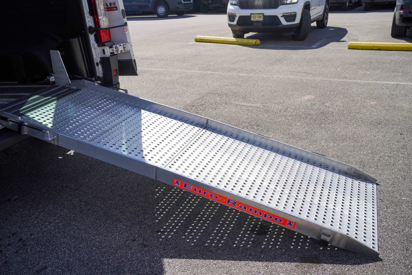 Used 2016 RAM ProMaster 2500 w/ Premium Appearance Group FWD image 21