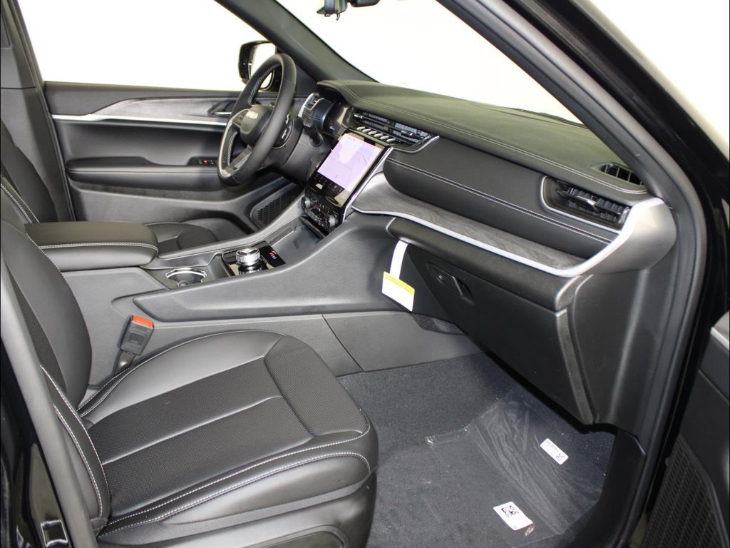 New 2025 Jeep Grand Cherokee Limited w/ Luxury Tech Group II RWD image 35