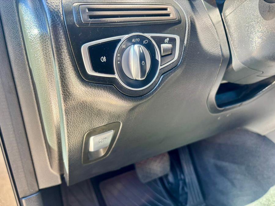 Used 2020 Mercedes-Benz GLC 300 4MATIC image 26