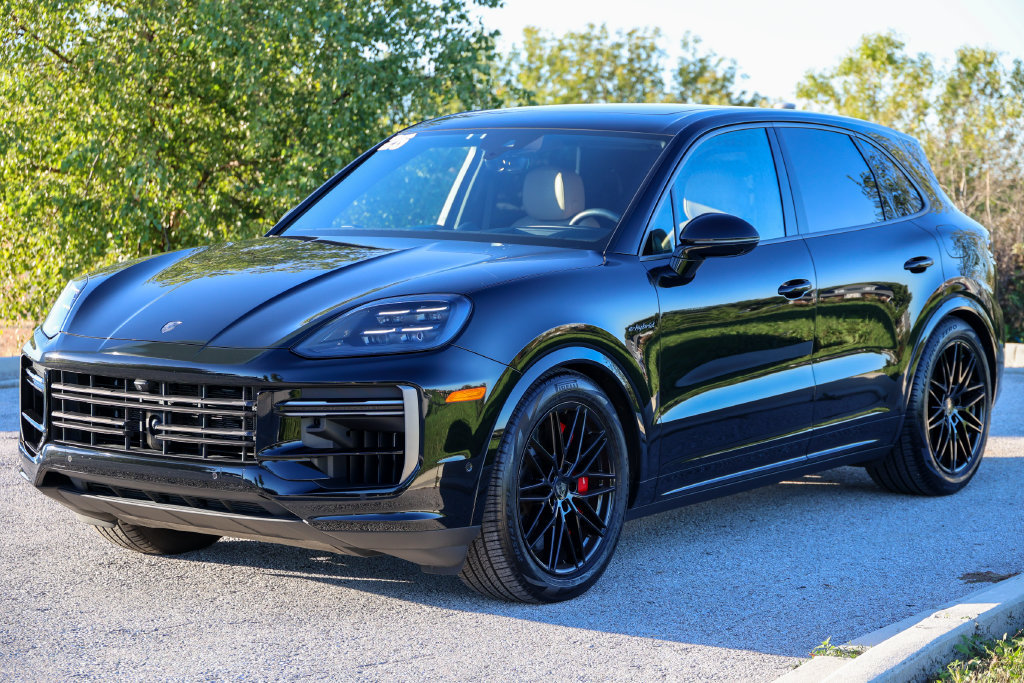 Certified 2025 Porsche Cayenne Turbo AWD/4WD image 19