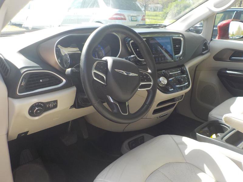 Used 2018 Chrysler Pacifica Touring-L image 10