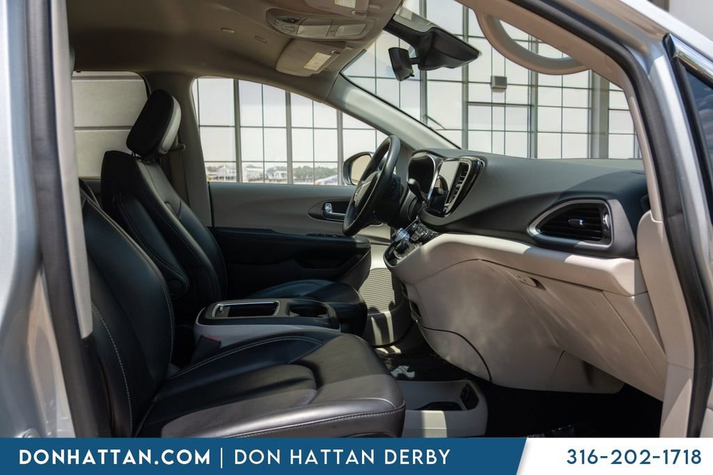Used 2023 Chrysler Pacifica Touring-L FWD image 23