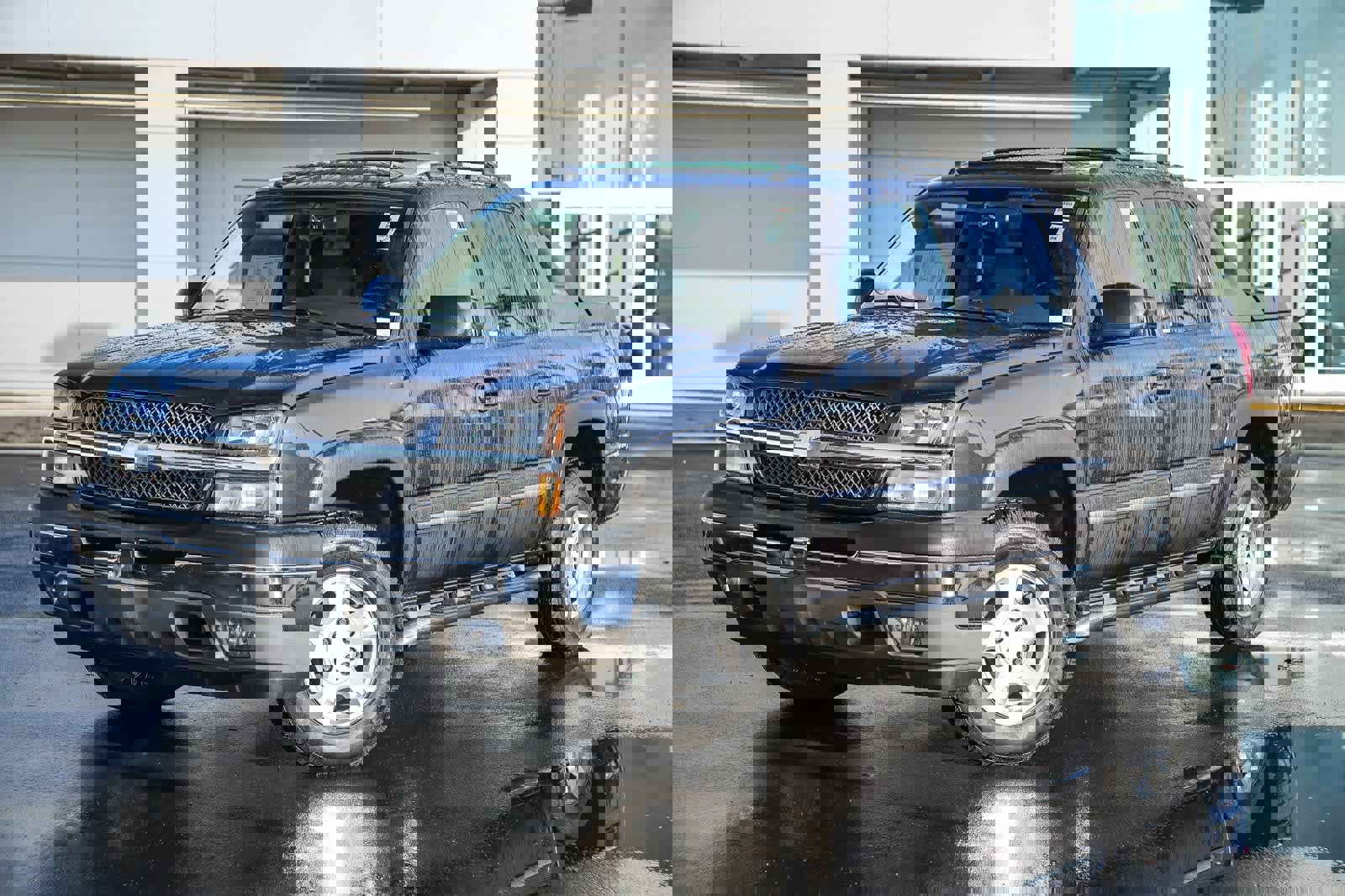 Used 2005 Chevrolet Avalanche Z71 w/ Sun And Sound Package image 1