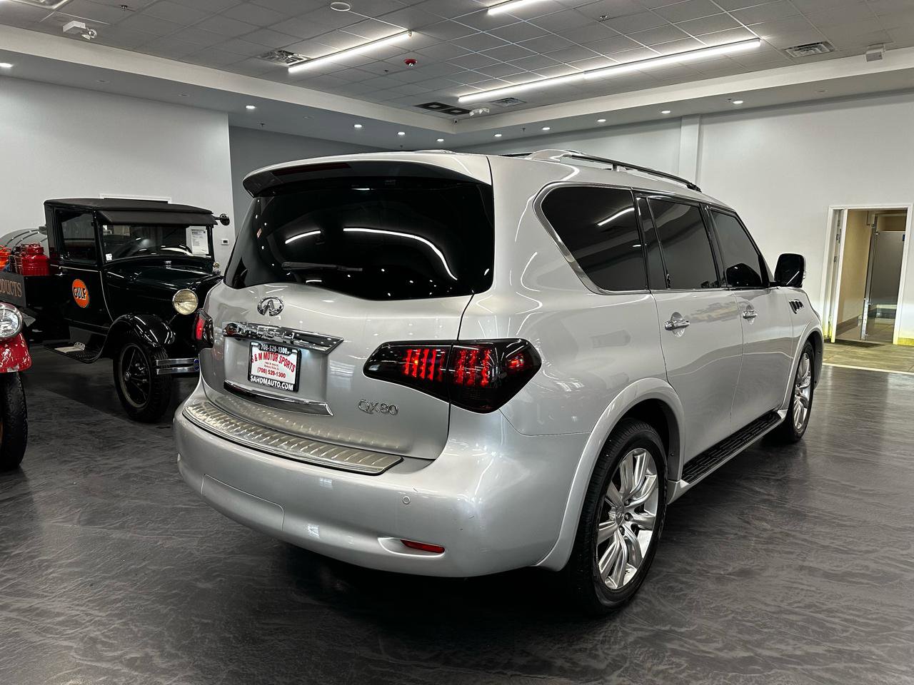 Used 2011 INFINITI QX56 4WD w/ Deluxe Touring Pkg image 5