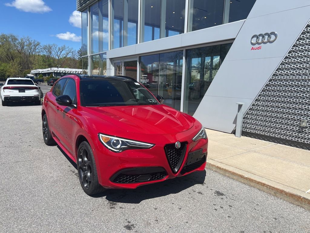 Used 2023 Alfa Romeo Stelvio Veloce AWD/4WD image 2