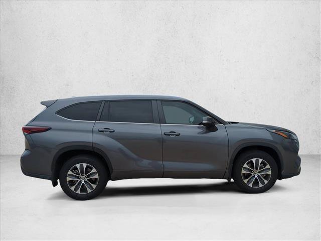 Used 2024 Toyota Highlander XLE FWD image 4