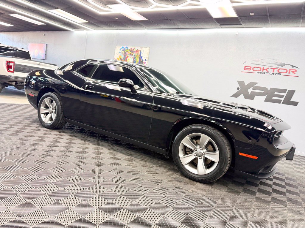 Used 2016 Dodge Challenger SXT RWD image 2