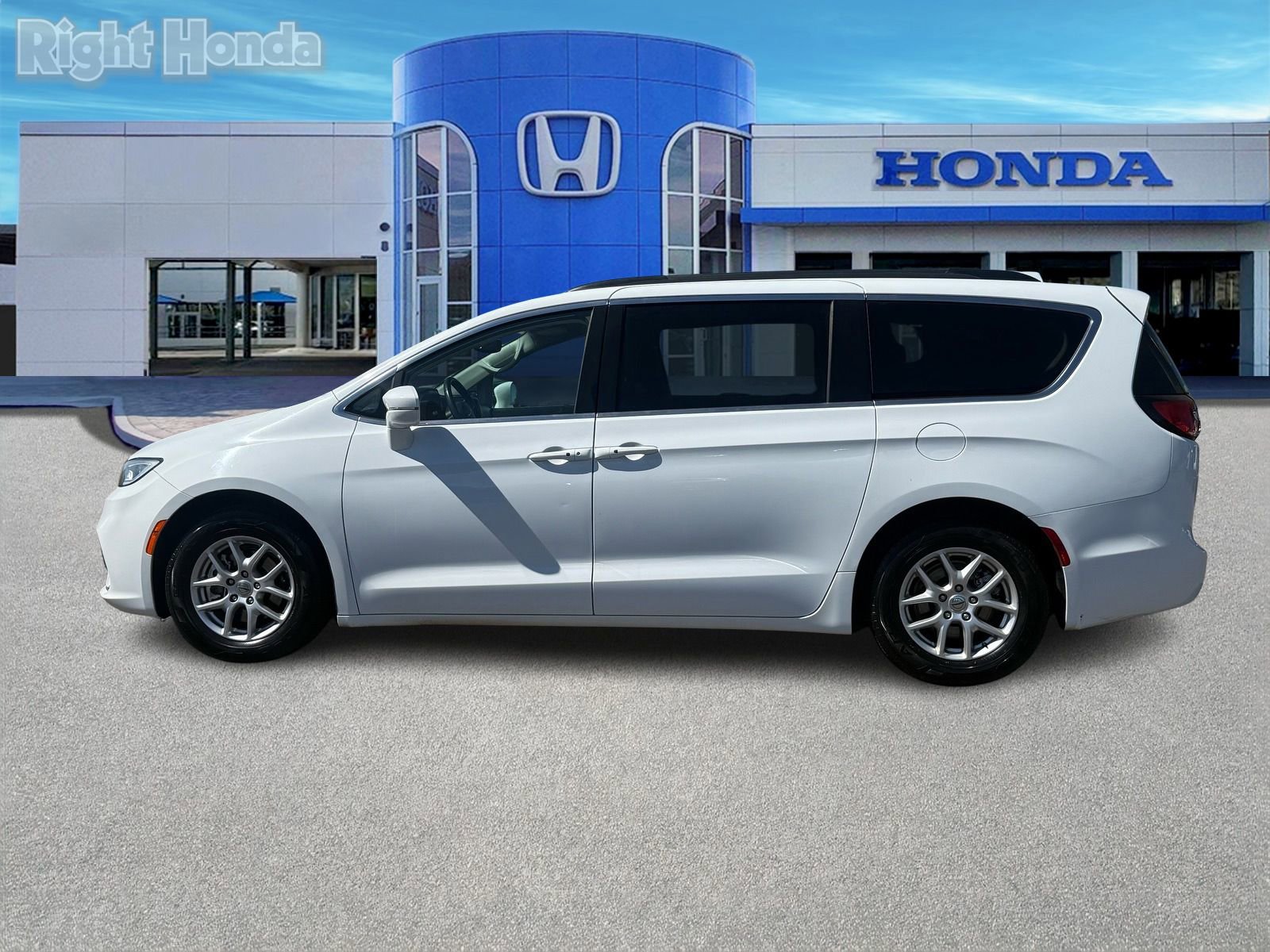 Used 2022 Chrysler Pacifica Touring-L image 3