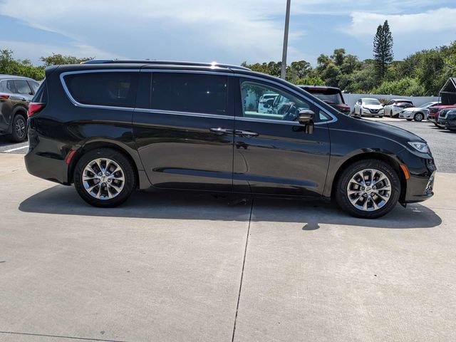 Used 2021 Chrysler Pacifica Touring-L FWD image 4