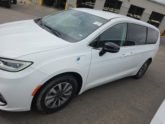 Used 2024 Chrysler Pacifica Limited FWD image 3