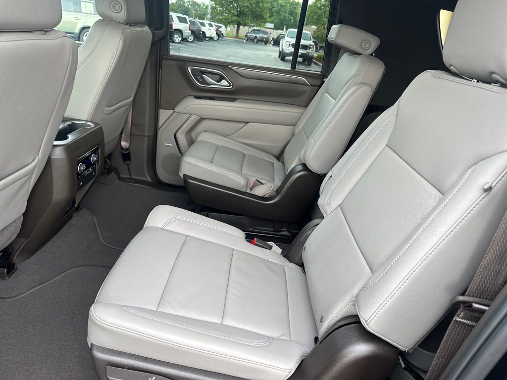 Used 2024 Chevrolet Suburban LT w/ Luxury Package image 21