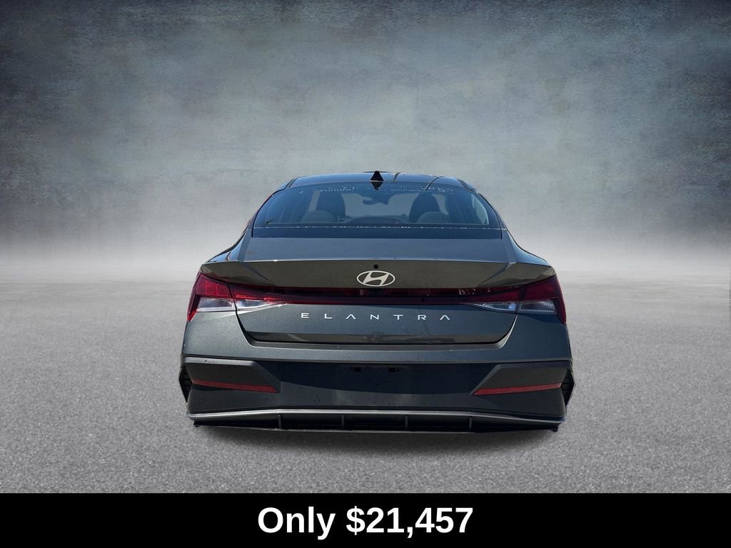 Certified 2025 Hyundai Elantra SE FWD image 4