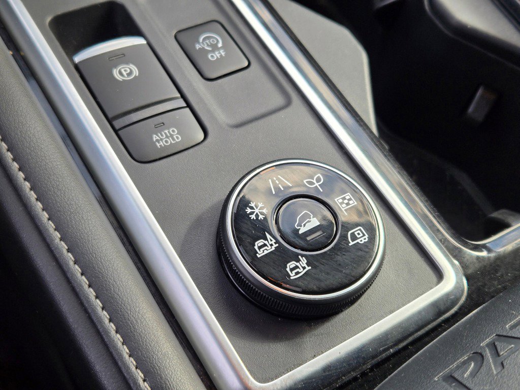 Used 2025 Nissan Pathfinder SV image 32